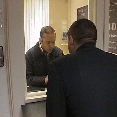 La Londra, chiar în apropierea unor bănci, au apărut case de amanet