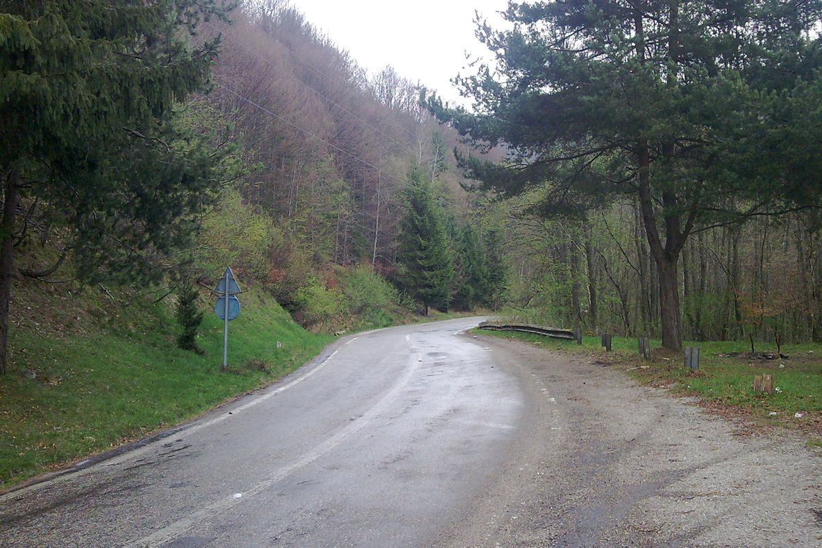 Barajul Vidraru, acoperit de gunoaiele lăsate în urma grătarelor