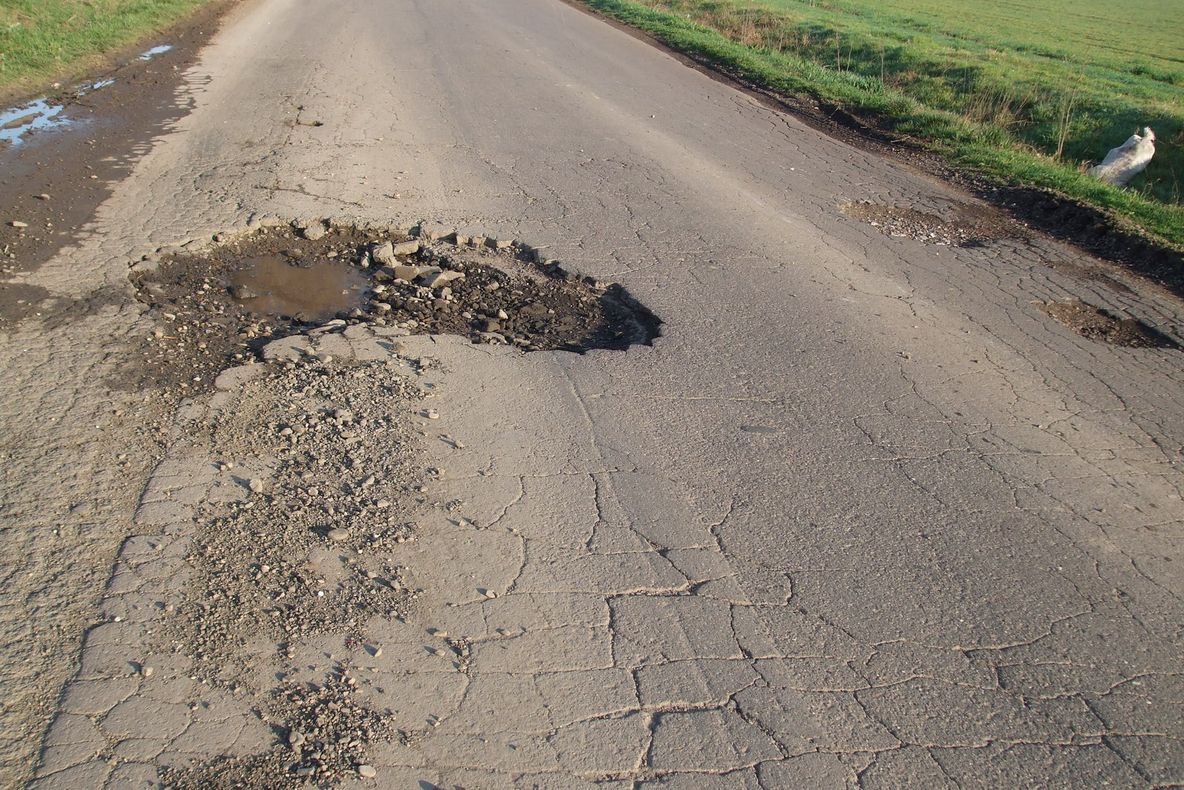 Gropi imense pe DN 211 din judeţul Brăila