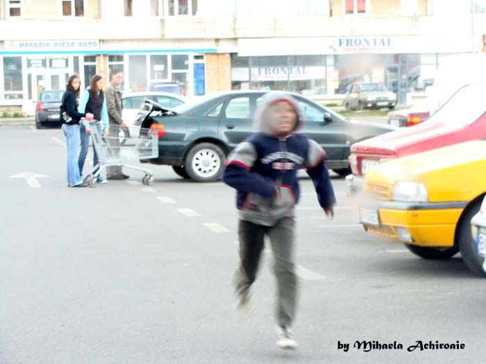 Cerşetorii au invadat parcările din Piatra Neamţ