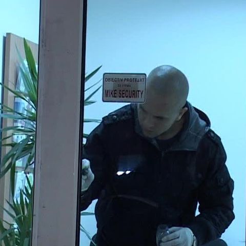 O sucursală a unei bănci din Timişoara a fost spartă de doi hoţi 