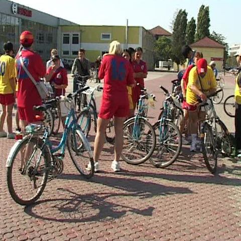 Vedete, dar şi oameni obişnuiţi s-au întrecut la Timişoara în mersul pe bicicletă 