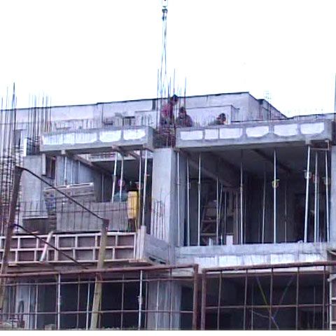 Mâna de lucru şi materialele de construcţie sunt mai ieftine în criză 