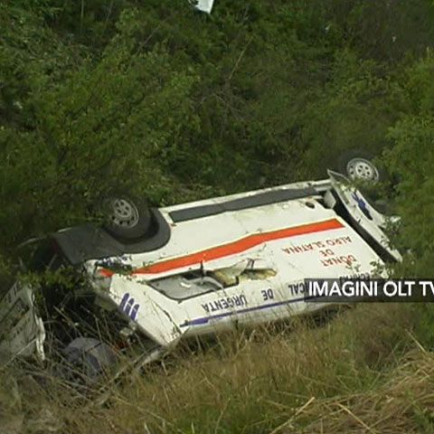 Un bătrân a murit după ce ambulanţa cu care era dus la spital s-a răsturnat