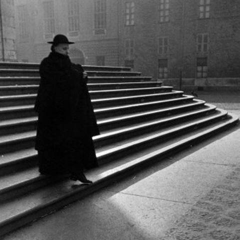 Un preot şi-a şocat enoriaşii atunci când i-a primit la biserică cu o svastică pe mânecă