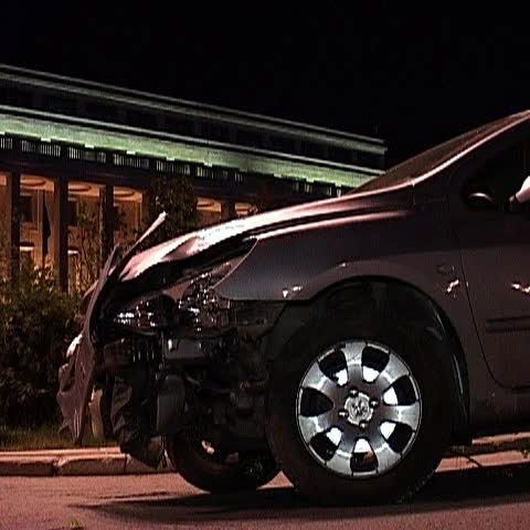 O şoferiţă a pierdut controlul maşinii şi a intrat în gardul Guvernului 