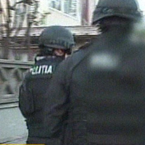 Trei dintre persoanele percheziţionate de poliţişti în cazul Becali au încercat să fugă