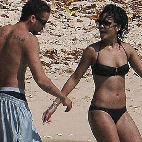 Rihanna se distrează în bikini