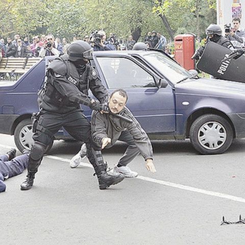 Poliţia a mai reţinut încă trei dintre autorii atacului armat de sâmbătă, de la Galaţi