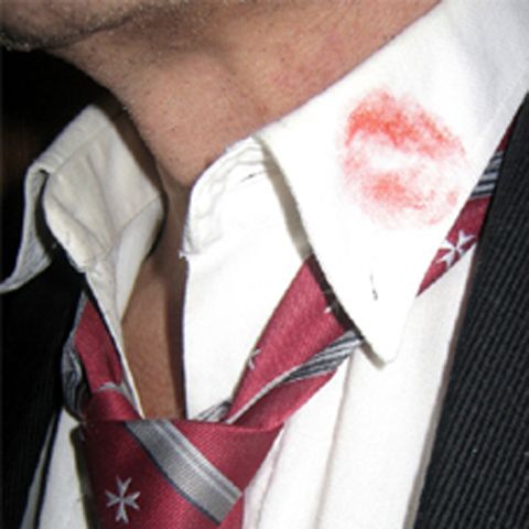 I-a tăiat mâna soţiei şi pe cea a unui verişor, ca pedeapsă pentru infidelitate