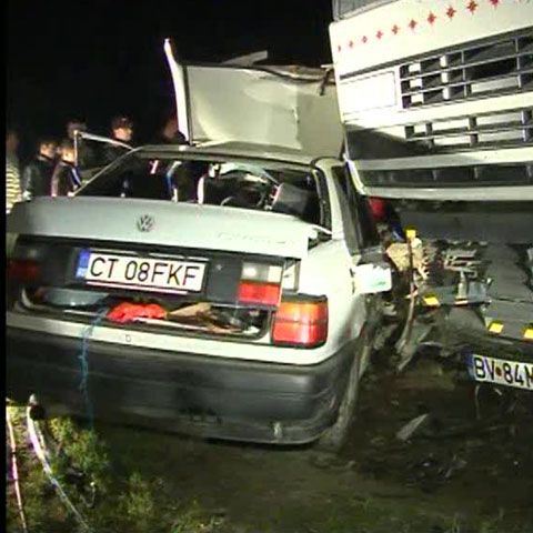 Trei tineri au fost răniţi grav într-un accident rutier 