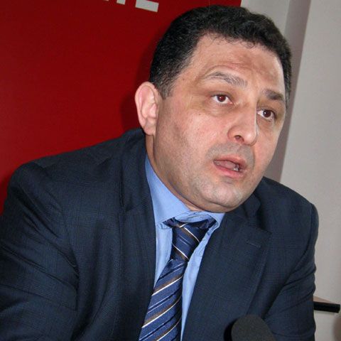 Vanghelie spune că fotomodelele de \"69-96-69\" nu pot să care micii la petrecerea de 1 Mai