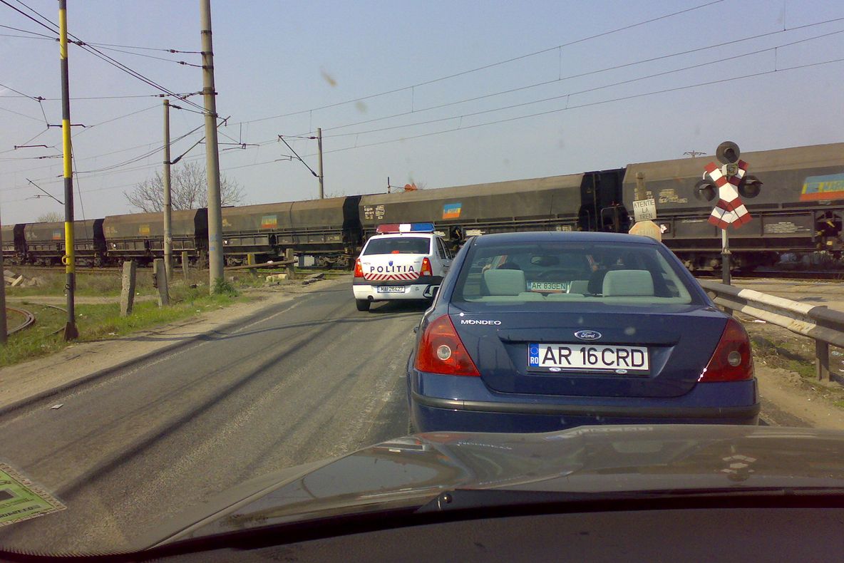 Maşina poliţiei a depăşit coloana de la calea ferată