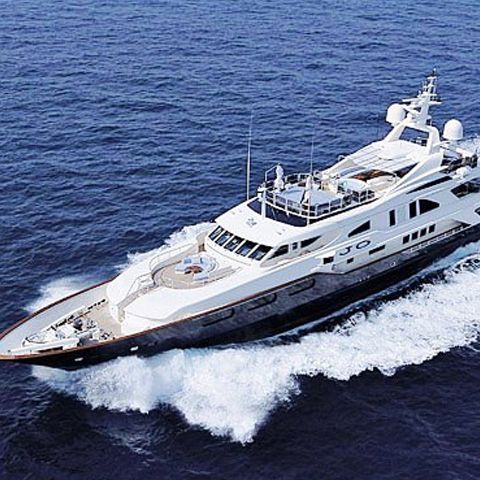Un yacht cu două persoane la bord a eşuat în dreptul municipiului Constanţa