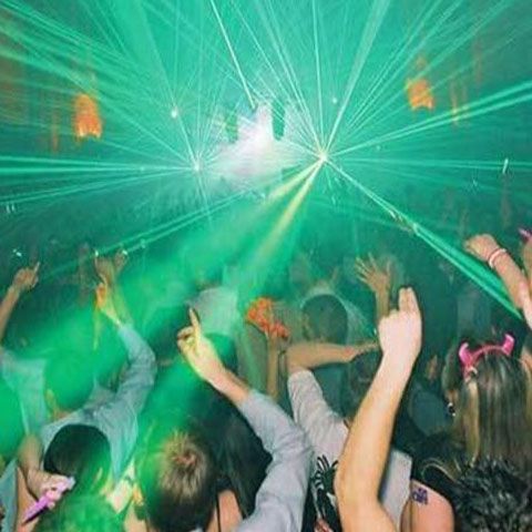 Tinerii care au ajuns pe litoral joi au petrecut toată noaptea în cluburi