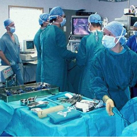 O adolescentă s-a vindecat de epilepsie după ce doctorii i-au extras jumătate din creier, într-o operaţie în premieră