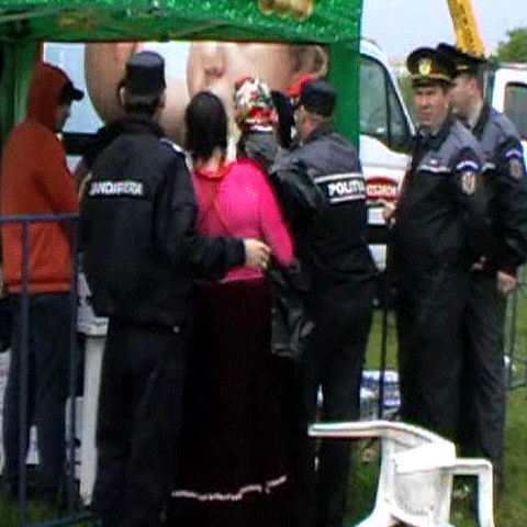 Poliţiştii comunitari s-au înghesuit la mici şi bere în Parcul Izvor