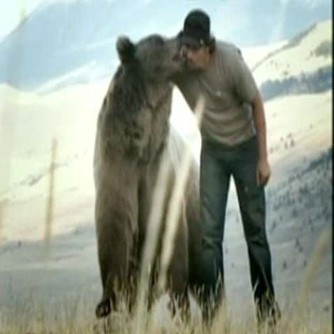 REALITATEA pe NET: Fiorosul urs Brutus, cel mai bun prieten al unui american