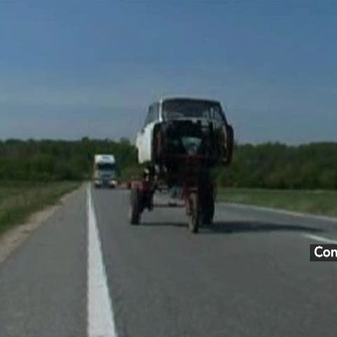 Cea mai ciudată maşină din România a fost surprinsă pe drumul dintre Slatina şi Piteşti