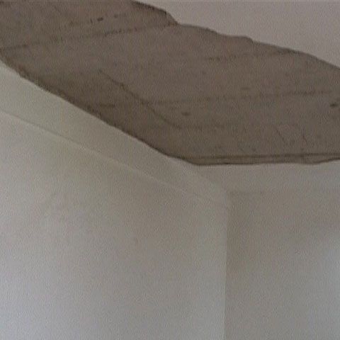 O bucată de tavan a căzut într-un cămin studenţesc din Regie 