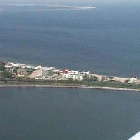 Plajă, linişte, dar şi zboruri cu avionul sau salturi cu paraşuta pe malul mării, la Tuzla