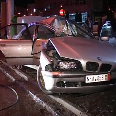 Doi braşoveni au ajuns la spital după ce maşina lor a intrat într-un stâlp 