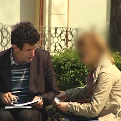 Un profesor a fost filmat cu camera ascunsă în timp ce vindea o lucrare de licenţă