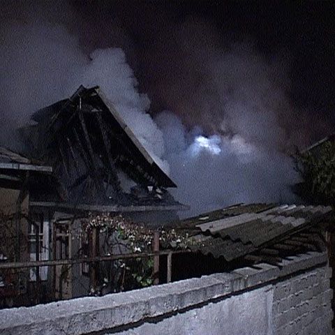 Patru case au ars duminică noapte în Bucureşti în urma unui incendiu 