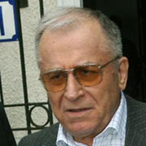 Iliescu: Problema din învăţământ are la origine o "greşeală tactică", cea privind majorarea cu 50%