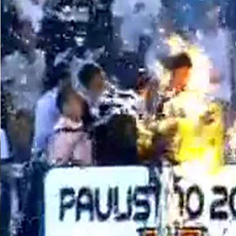 VIDEO / În timp ce sărbătorea titlul, tricoul lui Wiliam de la Corinthians a luat foc