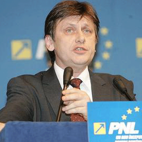Crin Antonescu: Îi doresc lui Traian Băsescu păhărele mai multe şi voturi mai puţine