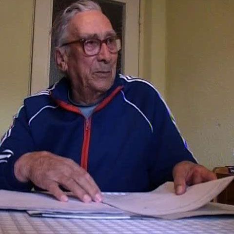 Un bătrân din Hunedoara susţine că o angajată a băncii i-a furat banii 