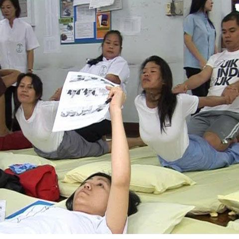 Sute de străni vin anual la Bangkok pentru a învăţa masajul thailandez 