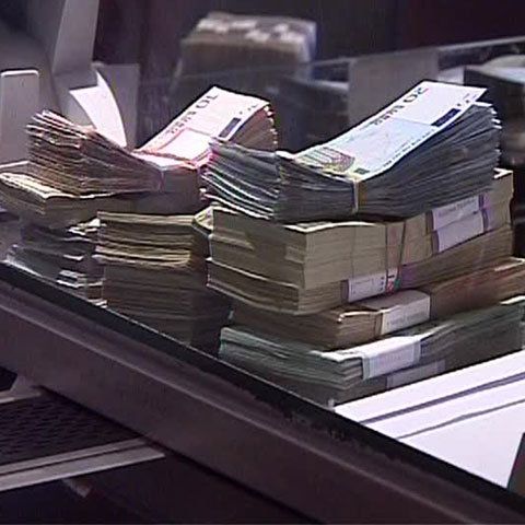 Leul oscilează în jurul nivelului de 4,17 lei/euro, pe o piaţă liniştită