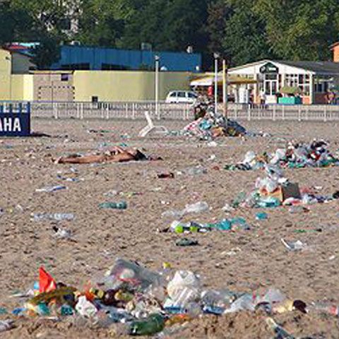 Turiştii care şi-au petrecut minivacanţa de 1 Mai pe litoral au lăsat în urmă 75 de tone de deşeuri