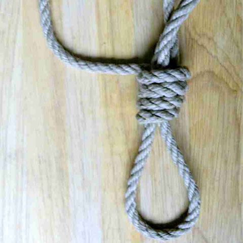 Un român s-a spânzurat în faţa copilului de doi ani, în Italia