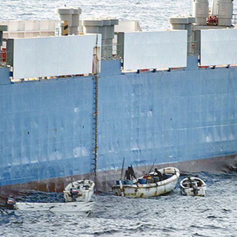 11 marinari români au fost răpiţi de piraţii somalezi