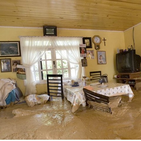 Zeci de mii de brazilieni au rămas pe drumuri din cauza inundaţiilor