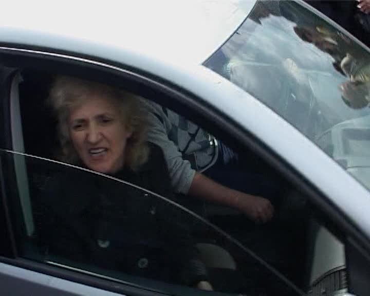 Sute de oameni au protestat la Băile Olăneşti supăraţi că trebuie să plătească apa minerală 