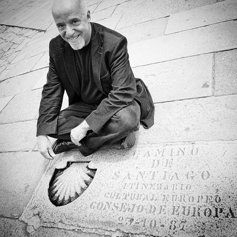 Paulo Coelho: droguri, bani, femei, autorul se destăinuie