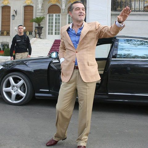 Becali şi-a lăsat maşina nesupravegheată cu motorul pornit în faţa instanţei şi s-a dus la proces