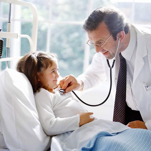 Medicii primari sunt pe aceeaşi treaptă de salarizare cu judecătorii de tribunal şi consulii