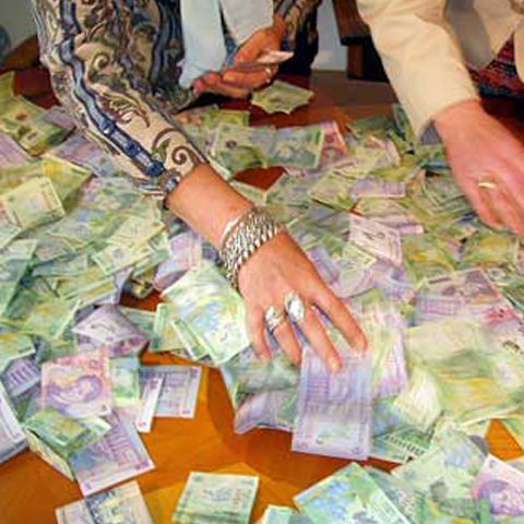 Potrivit INS, câştigul mediu net în luna martie a crescut cu 44 de lei 