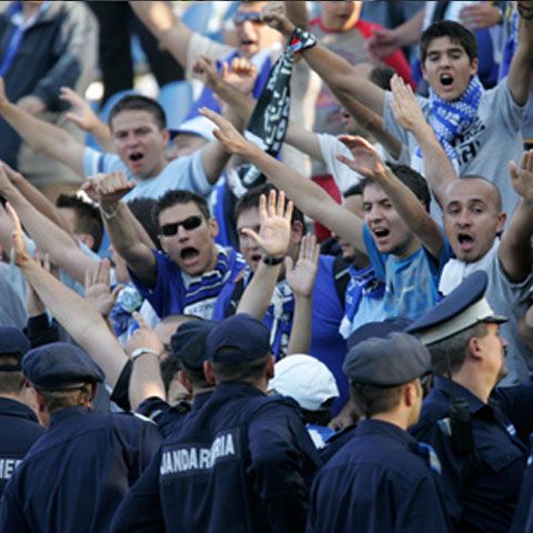 20 de suporteri ai Universităţii Craiova au protestat în faţa sediului UEFA de la Zurich