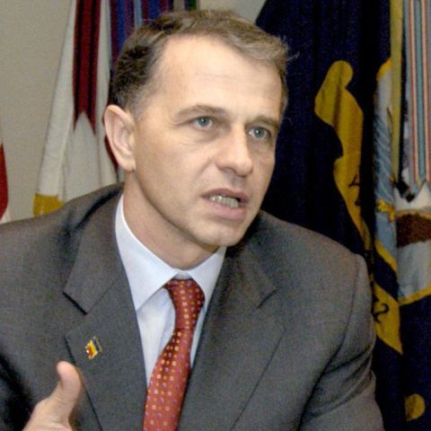 Întruniri electorale PSD şi PRM, programe artistice, defilări militare şi competiţii la Iaşi, de 9 mai