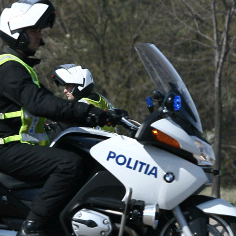 Poliţiştii constănţeni au tras patru gloanţe asupra unui şofer care nu a oprit la semnalul acestora