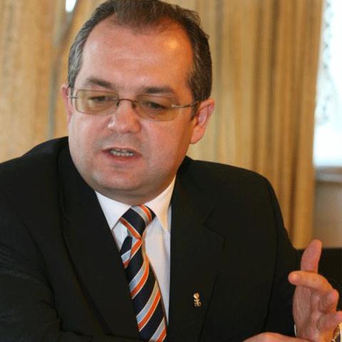 Emil Boc: Guvernul a trecut printr-un moment în care nu a fost departe de a nu putea plăti salariile şi pensiile