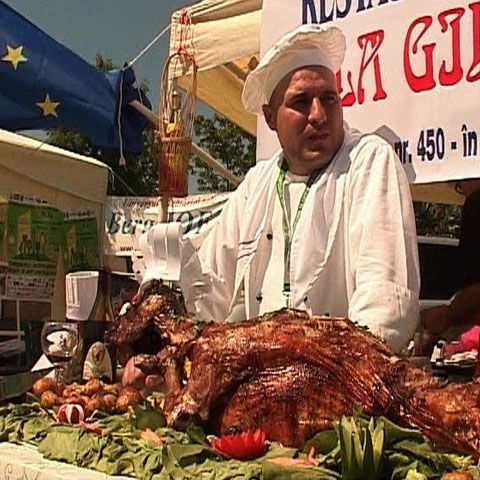 Zeci de bucătari din 13 ţări au gătit, în Parcul Izvor, mâncăruri pe plită, la grătar şi la ceaun