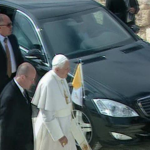 Papa Benedict al XVI-lea a oficiat o slujbă pe stadionul din Amman