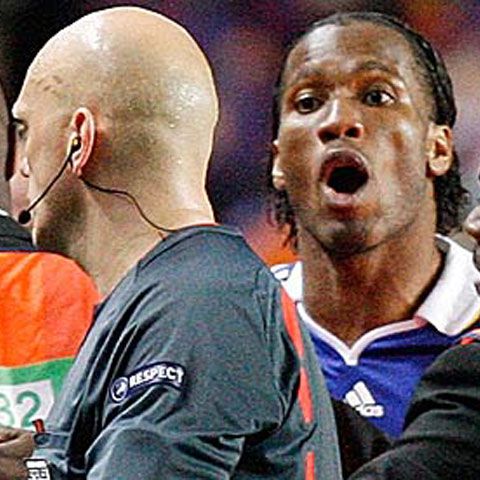 UEFA îl va sancţiona pe Drogba din cauza comportamentului său faţă de arbitrul Ovrebo